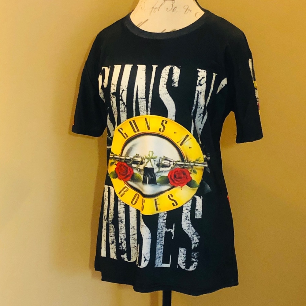 🔫’s & 🌹’s  GUNS & ROSES CONCERT T-SHIRT 🌹🔫